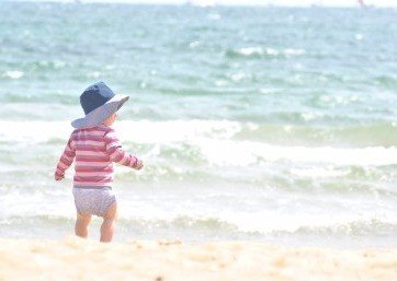 Met deze tips bescherm je je baby het beste tegen de zon