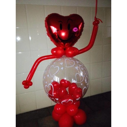 Super lieve en grote Valentijn decoratie met hartjes ballon in hand. Super lieve en grote Valentijn decoratie met hartjes ballon in hand.