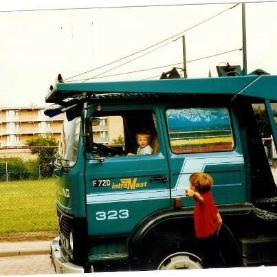 Martijn en zijn broer als kind bij de truck van hun vader