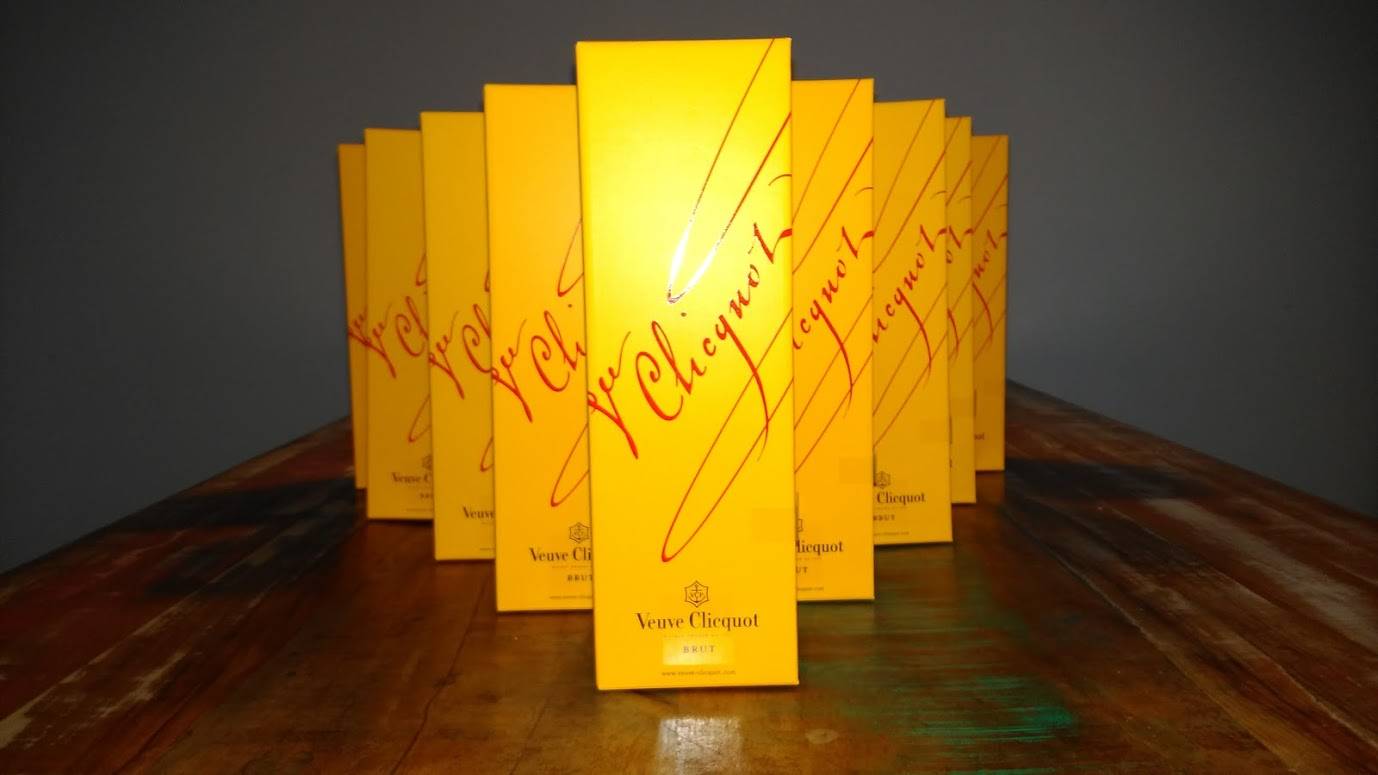 Nog geen kerstgeschenk voor je personeel of klant gevonden? Een mooie fles champagne om het jaar uit te knallen doet het zeker goed!