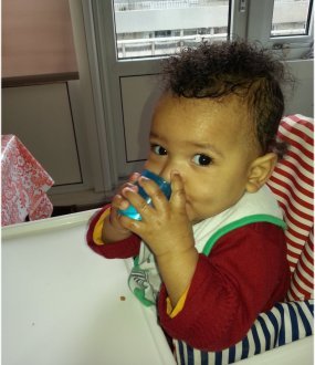 James 8 maanden drinkt enthousiast