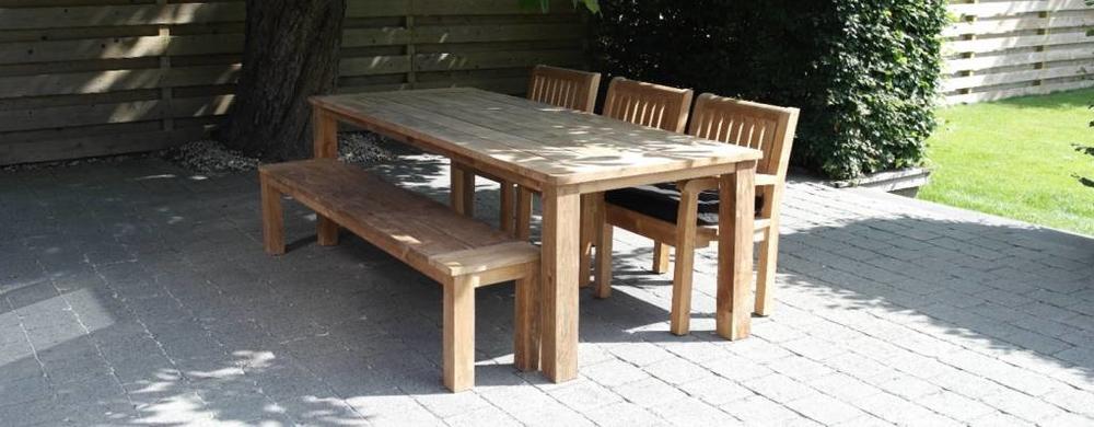 Tuintafels van teak passen in iedere tuin