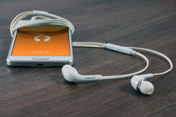 6 tips om stof uit je earpod aansluiting te halen 6 tips om stof uit je earpod aansluiting te halen