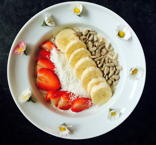 MÜSLI BOWL MIT MACA