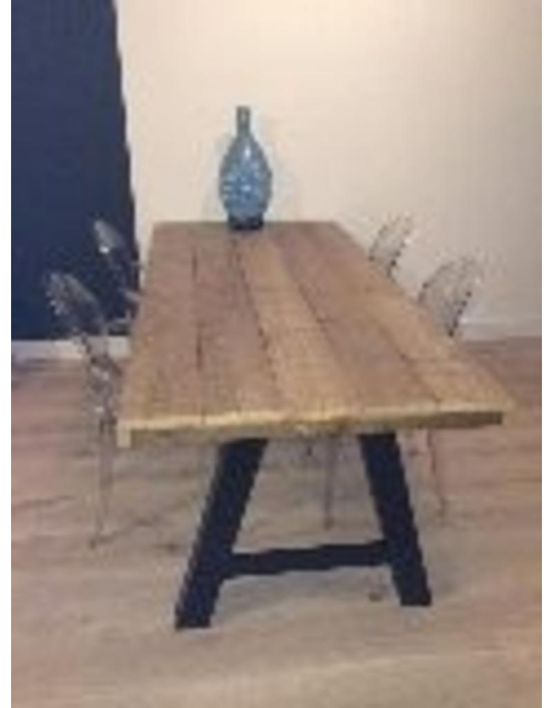 Eetkamertafel 80 cm breed tot 300 cm lang met houten A poten R De B