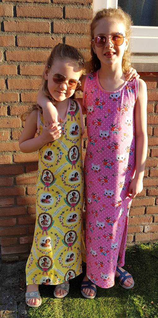Oma maakt kinderkleding