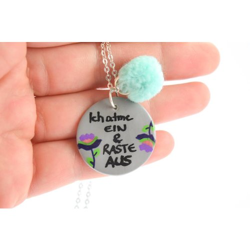 Cute Clay "Ich atme ein und raste aus" - Spruch-Kette Cute Clay "Ich atme ein und raste aus" - Spruch-Kette