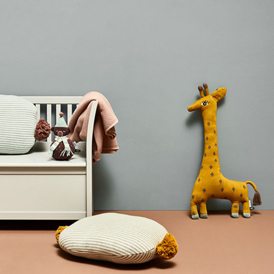 OYOY noah the giraffe cushion