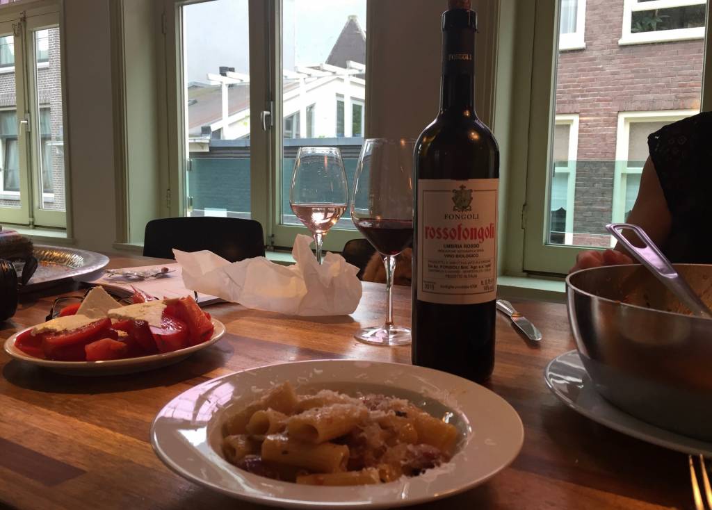 Gil drinkt Fongoli bij zijn Amatriciana