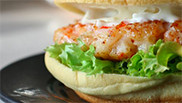 Chicken-gambaburger met avocadomayonaise