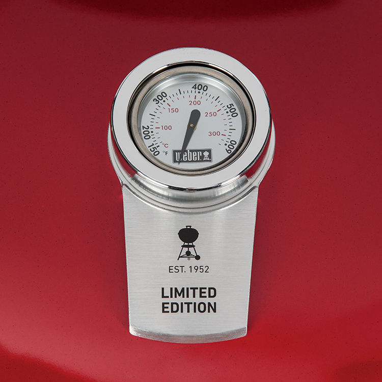 De klassieker onder de houtskoolbarbecues voor de mannen die echt iets unieks in de tuin willen hebben: bestel jouw Master Touch Limited Edition in de iconische kleur Red