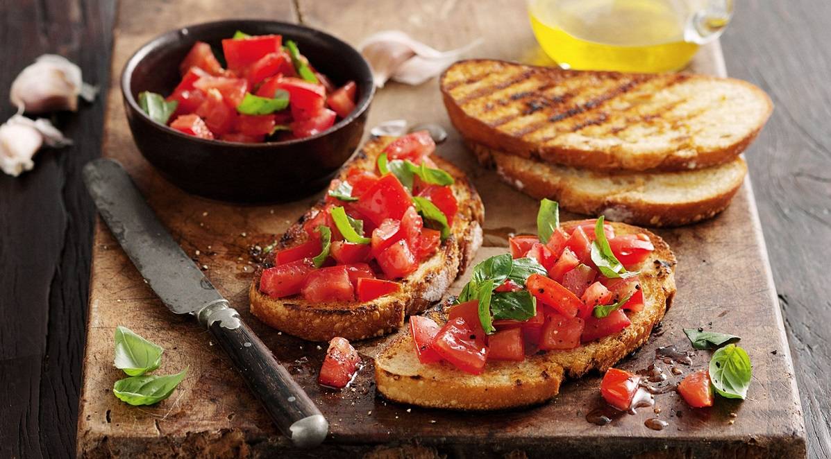Bruschetta met tomaat en basilicum, dat hapt zo lekker weg!