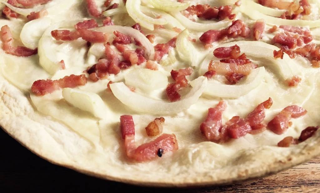 Flammkuchen, der ultimative Snack beim Bier.