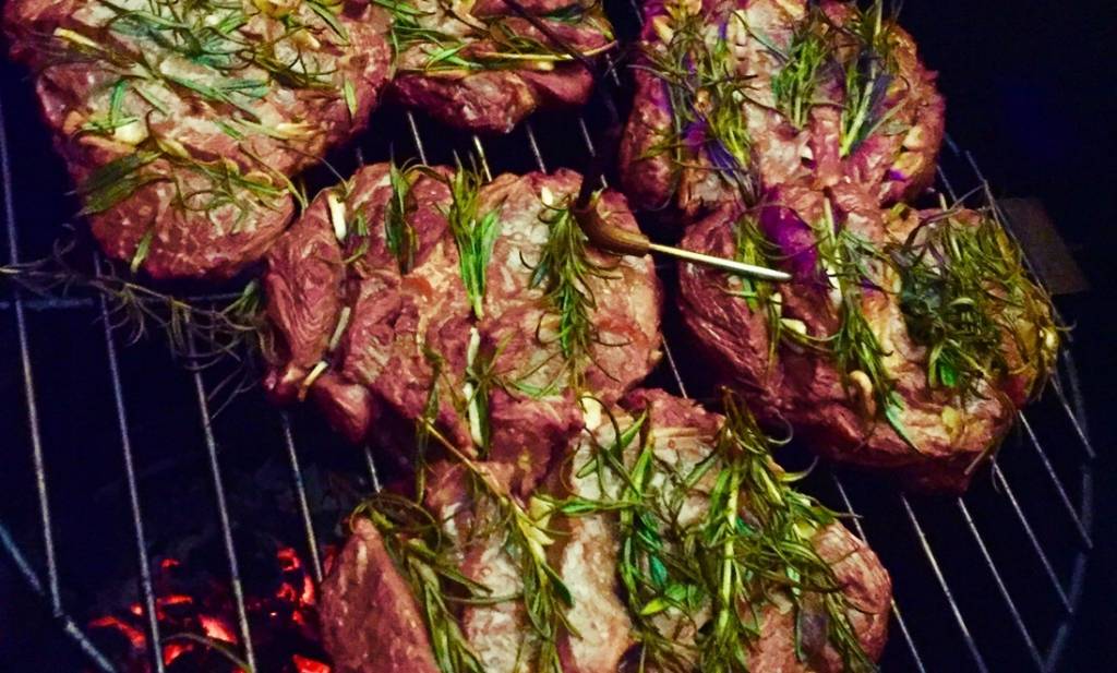 Biefstuk? Maak de ribeye met knoflook en rozemarijn