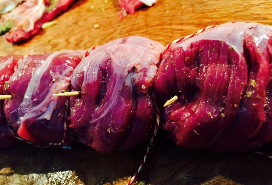 Gerolde bavette rollade met slagerstouw