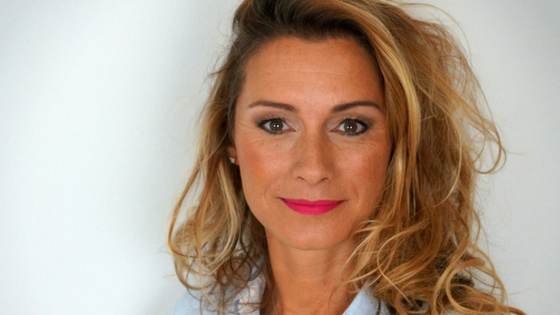 Prachtige Cindy zat model voor de make-over.