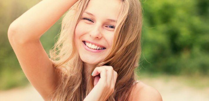 Heb je last van droog haar in de zomer? Zo kom je er vanaf