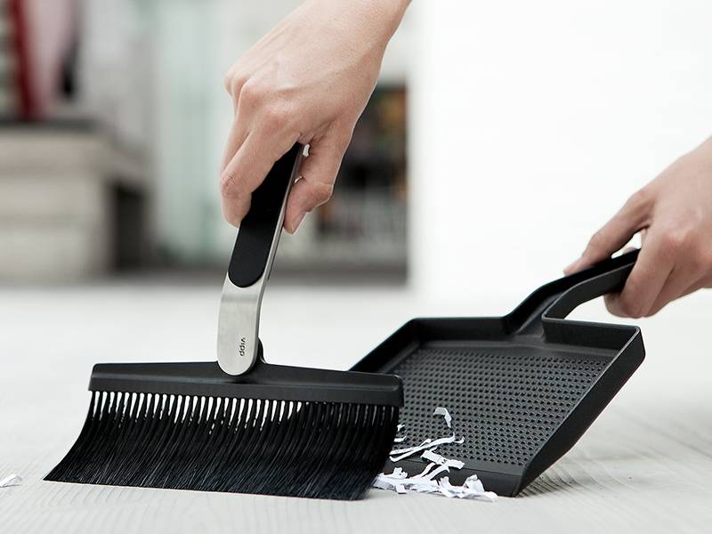 https://static.webshopapp.com/shops/152992/files/073972931/vipp-274-broom-and-dustpan.jpg