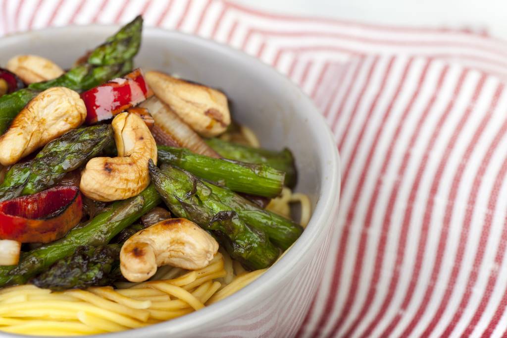 Gegrilde asperges met cashewnoten
