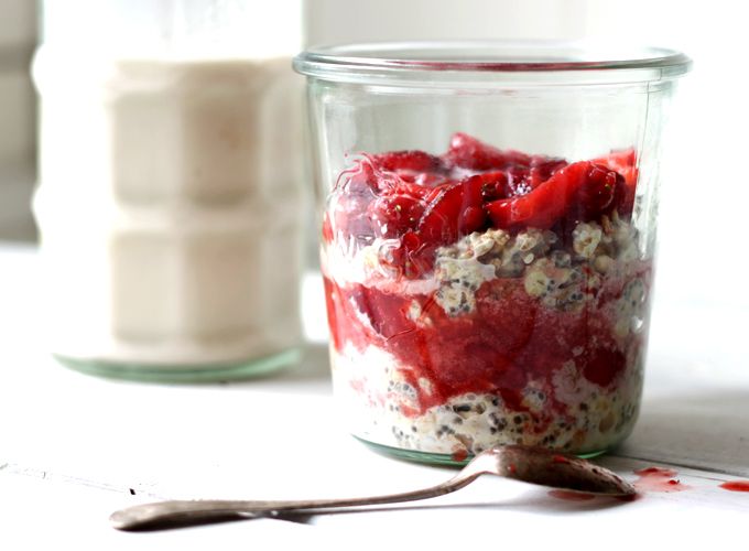 Granola flower power met kruidige aardbeiensaus