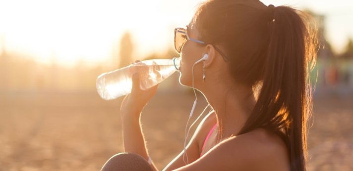 Water drinken tijdens hardlopen - is het echt nodig?