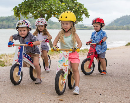 Kinderen met kinderfietshelmen