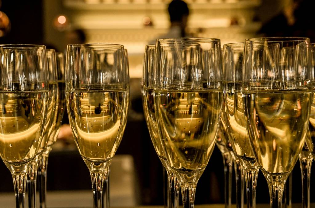 Beginne den Tag mit einem Lächeln und beende ihn mit Champagner