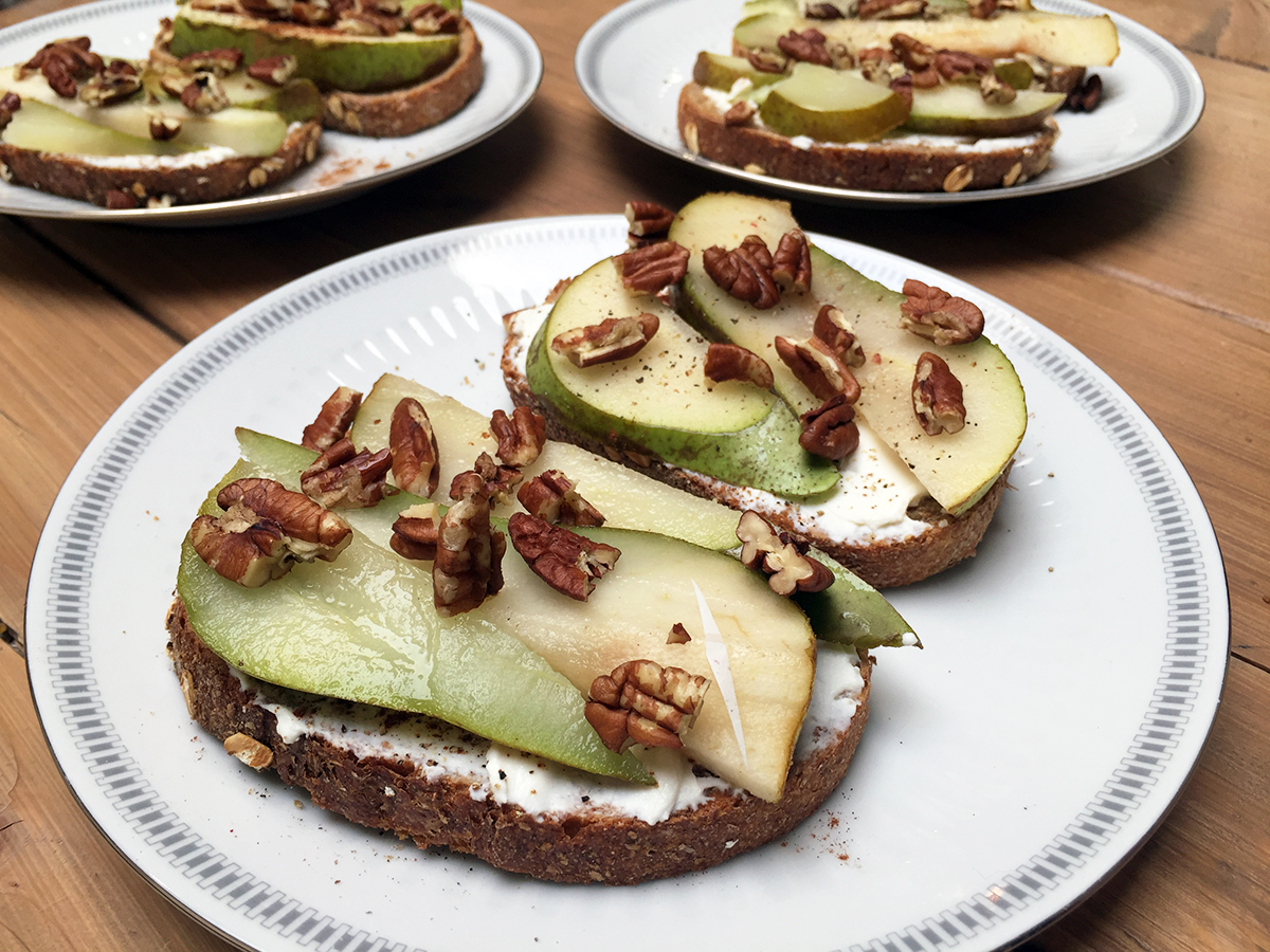 Toast met ricotta en peer