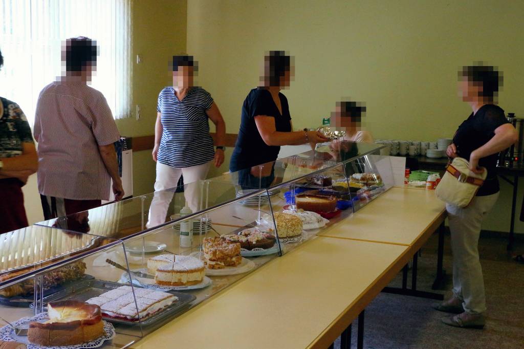 Kuchenverkauf mit Spuckschutz von AH