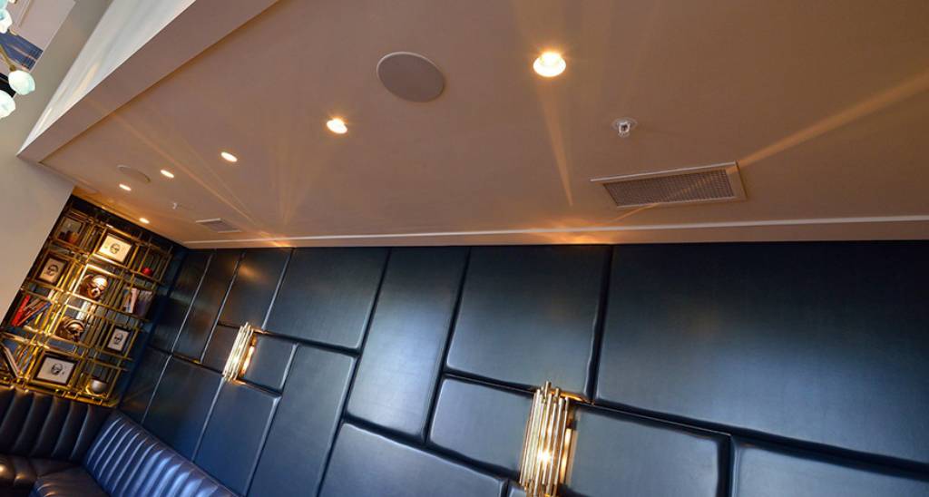 Plaatsing van inbouwspeakers in het plafond