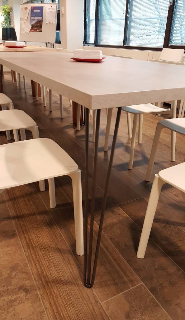 eetkamertafel betonlook - 100x180/240 - stalen 3 punt hairpin poten
