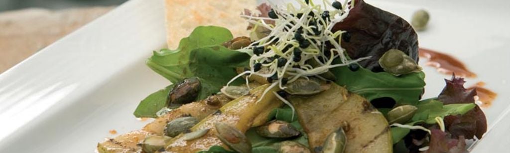 Recept: Salade van gegrilde peer en garam masalasiroop