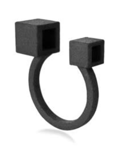 Ola Ring met dubbele kubus zwart