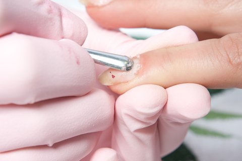 Het correct preppen van nagels.