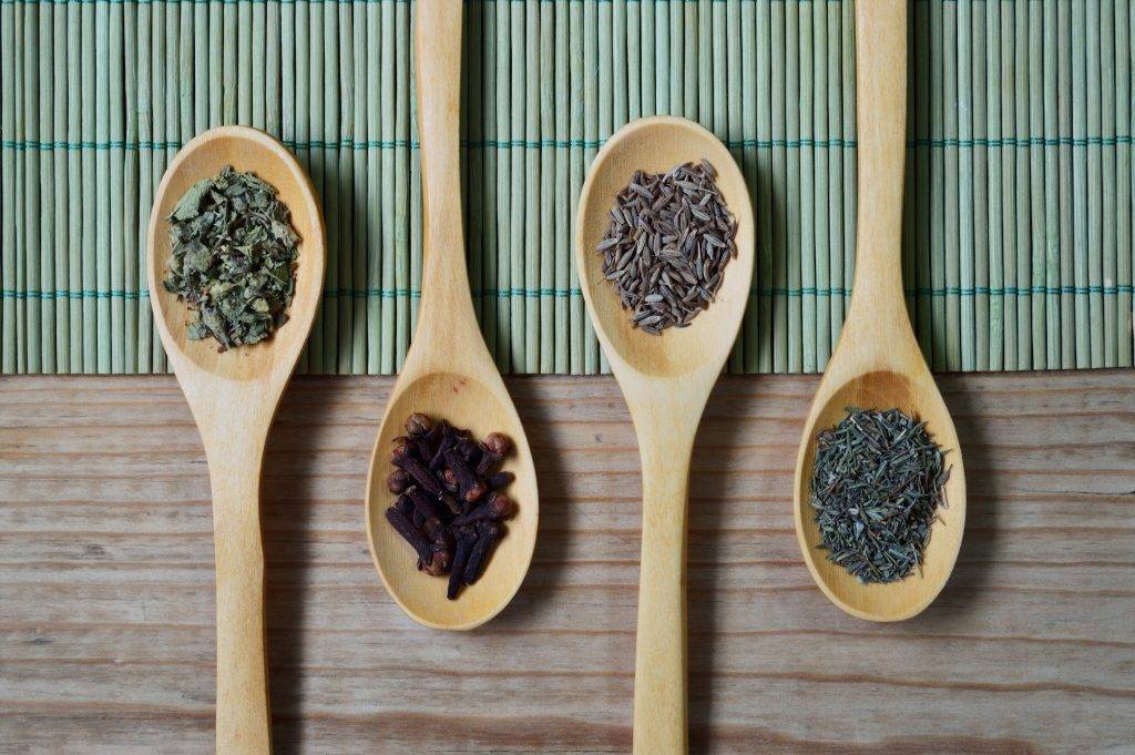 10 alledaagse ingrediënten die helpen tegen winterkwaaltjes