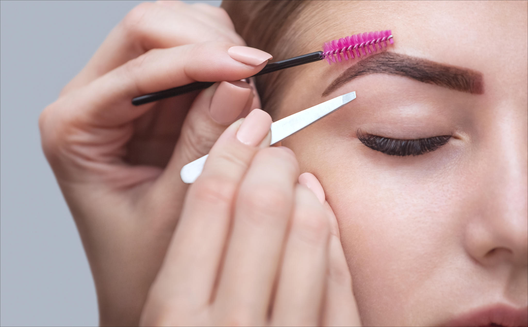 marie-José & Co Tweezing eyebrows