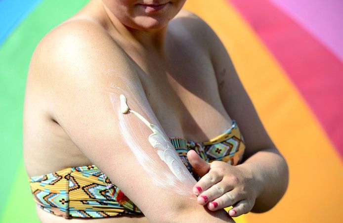 Artikel AD: stofje in zonnebrand kan indirect bijdragen aan huidkanker