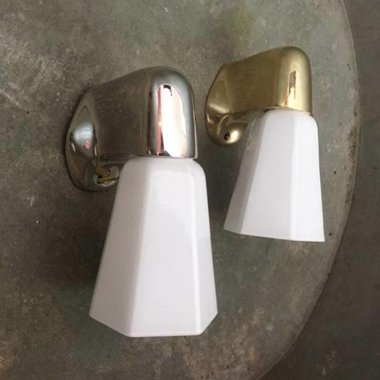 Klein badkamer lampje met opaline kapje - Affaire d\'Eau Klein badkamer lampje met opaline kapje - Affaire d\'Eau