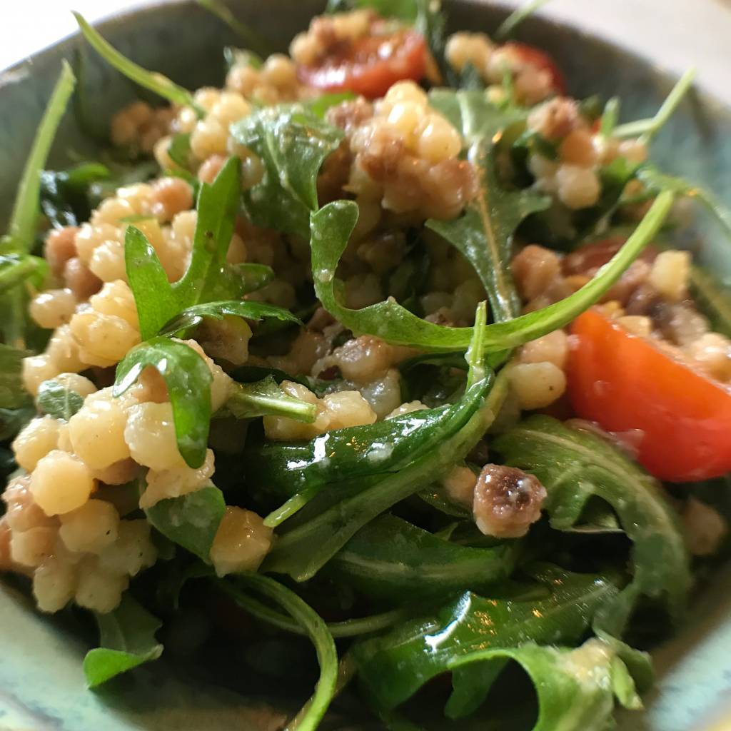 Italiaanse fregola met pesto, rucola en kerstomaatjes