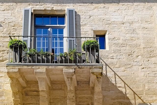 Heerlijk op het balkon uit de wind